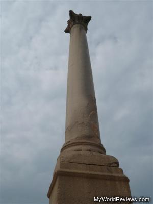 A picture of Pompei's Pillar, looking up from the base