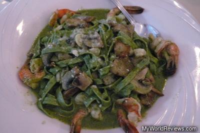 Fettuccini Degli Spinaci con Gamberie E' Funghi con Salsa Di Pesto