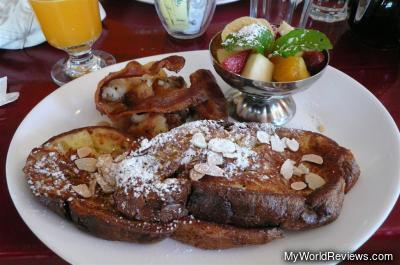 Les Pains Perdus Aux Amandes Et Fruits Frais
