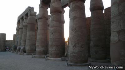 There were many large pillars