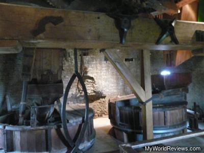 The mill grinders