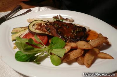 Rosa gebratenes Rindsfilet in Pfeffersauce, dazu Grillgemuse und Kartoffelspalten