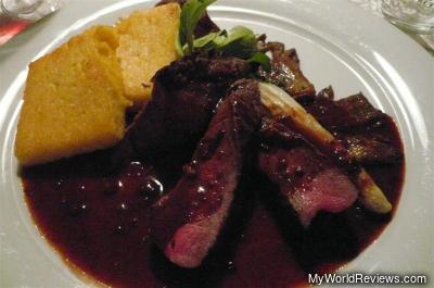 Hirschfilet mit Honig-Rotwein Radicchio, dazu Polenta und Austernpilze