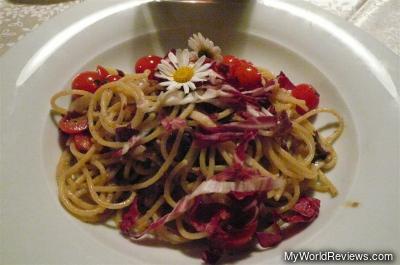 Spaghetti mit Nußpesto und Radicchiostreifen